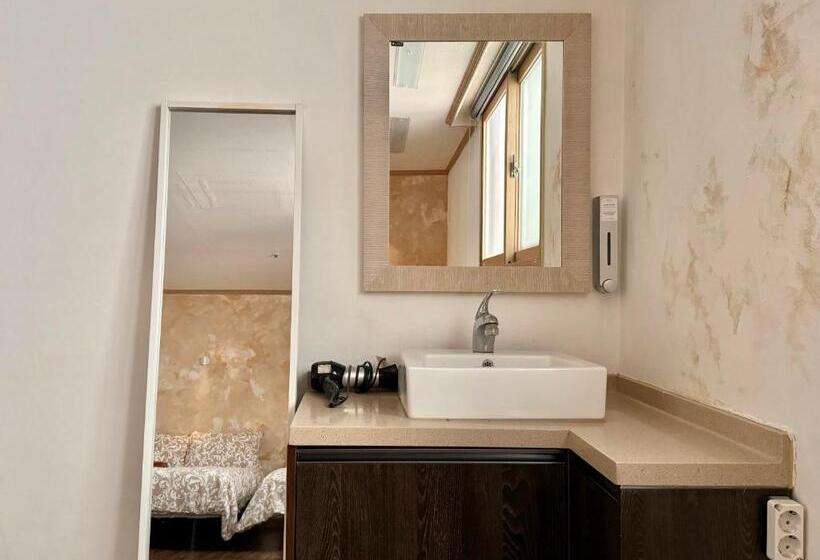 اتاق لوکس, Roi Guesthouse