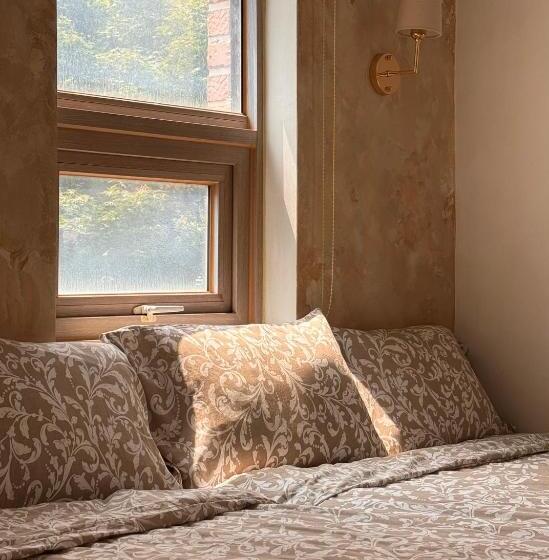 اتاق استاندارد سه نفره, Roi Guesthouse