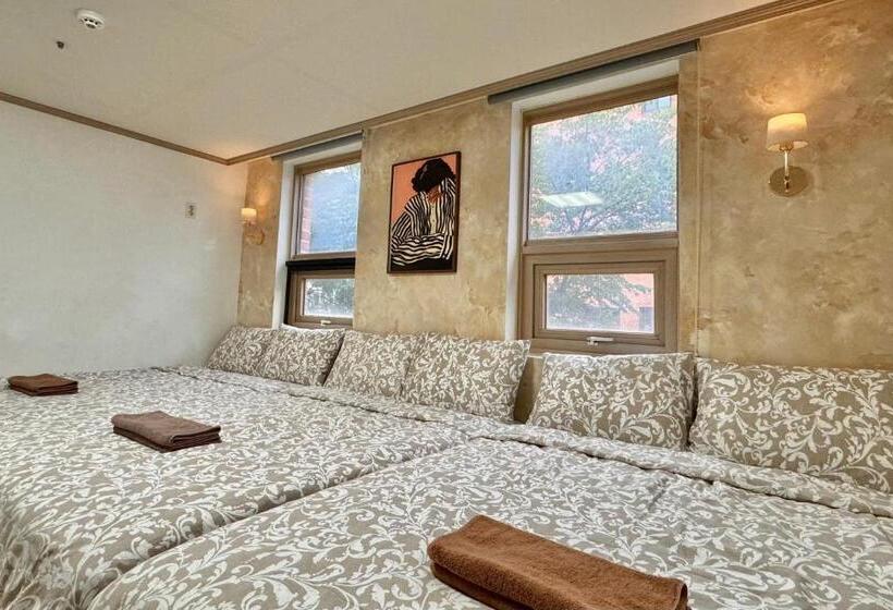 اتاق استاندارد سه تخته با سرویس بهداشتی مشترک, Roi Guesthouse
