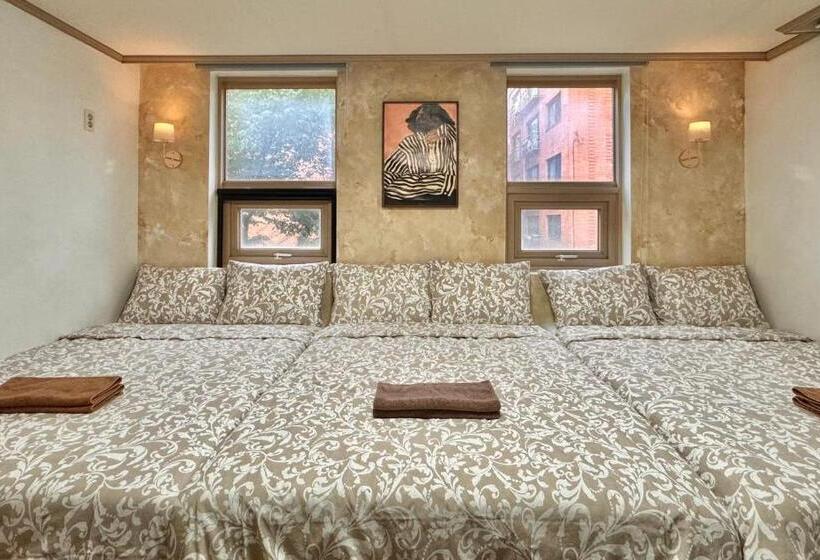 اتاق استاندارد سه تخته با سرویس بهداشتی مشترک, Roi Guesthouse