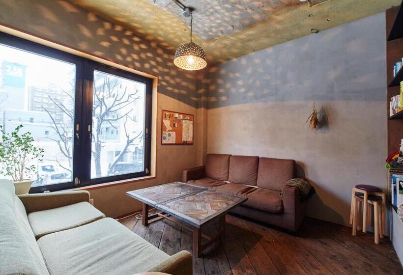 Номер Стандарт, Untapped Hostel