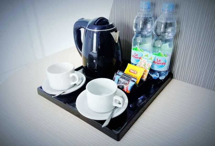 Deluxe Kolmen Hengen Huone, El Hotel Malang