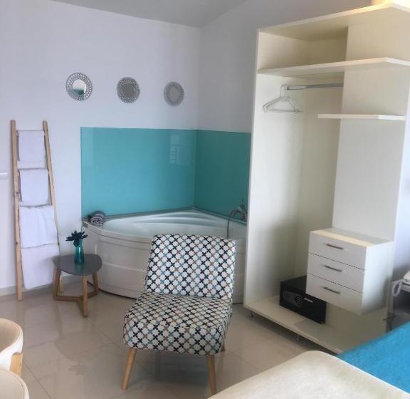 سوئیت با چشم‌انداز دریا و هیدروماساژ, Rethymno Hills