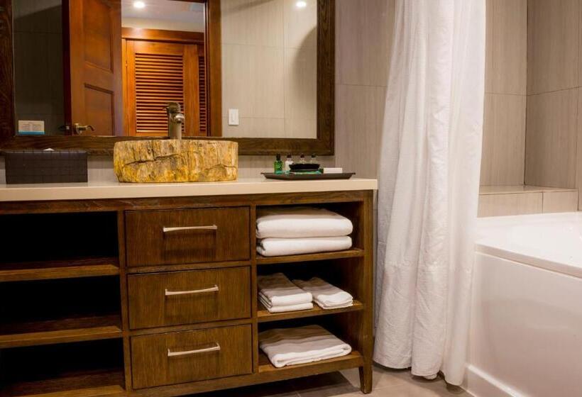 اتاق لوکس با چشم‌انداز دریا, Croc S Resort & Casino