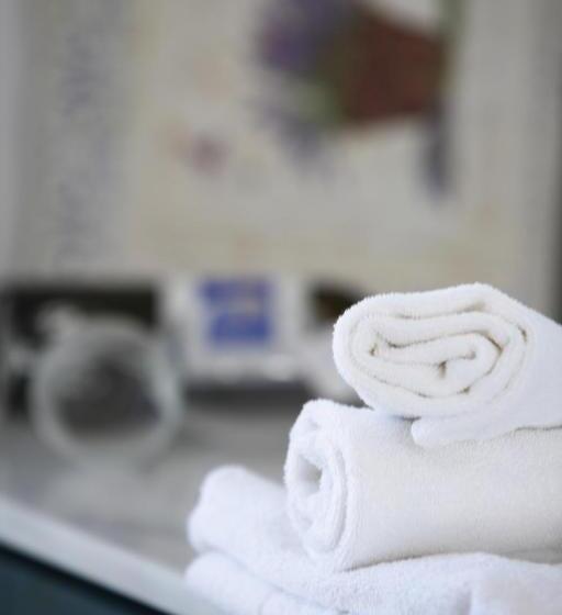 标准三人间, Paros Inn