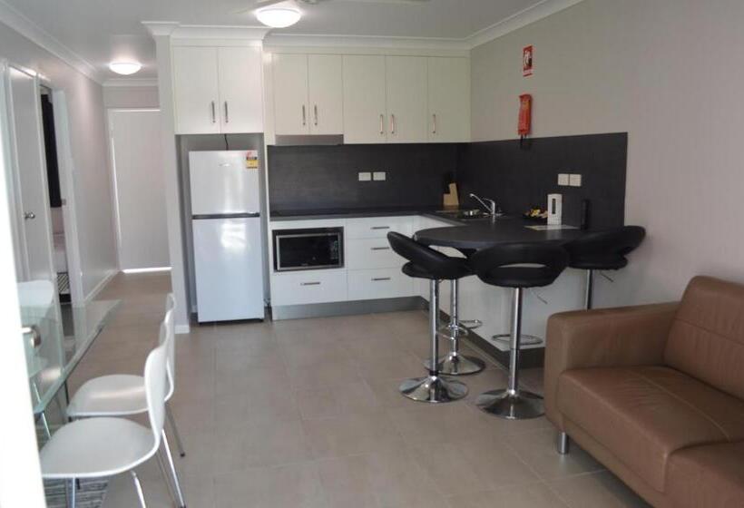 Семейный Номер, Monte Carlo Motor Inn