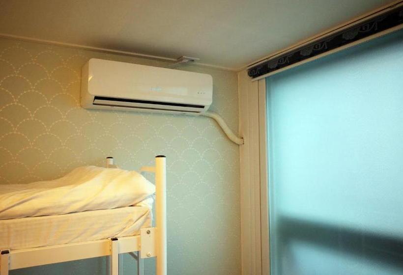 스탠다드 트리픔 룸 공동욕실, Yakorea Hostel Gangnam