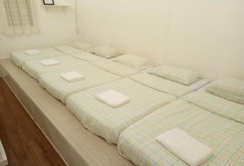 اتاق خانوادگی با سرویس بهداشتی مشترک, Moonriver Lodge