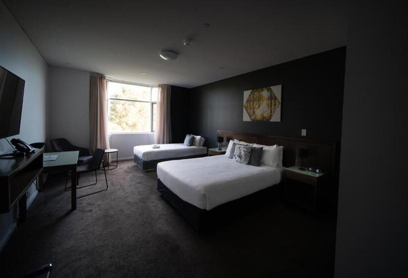 Трехместный Номер Стандарт Вид на Сад, Sfera's Park Suites & Convention Centre