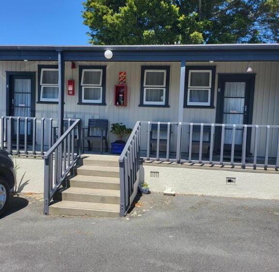 Семейный Номер, Totara Lodge Motel