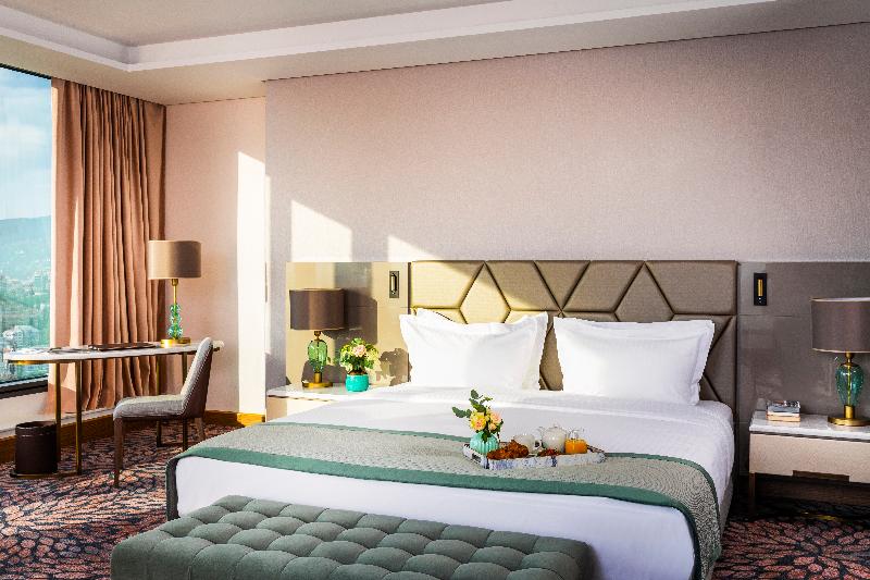 Quarto Estandar, Gracery Naha