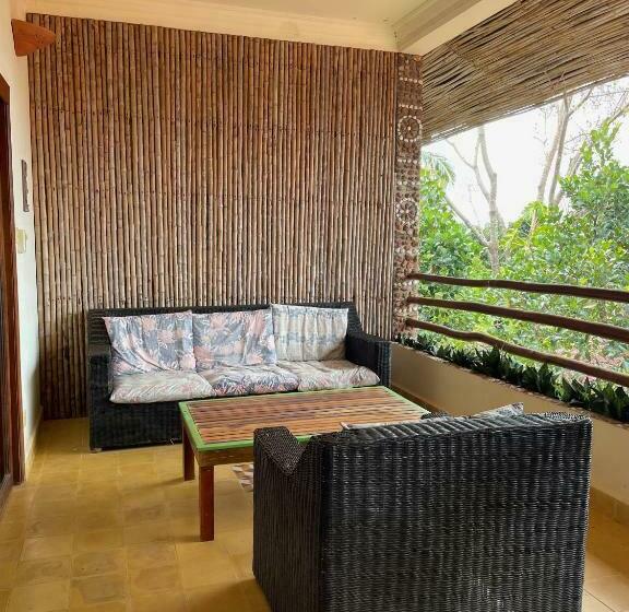 غرفة قياسية رباعية مزودة بشُرفة, Kep Lodge