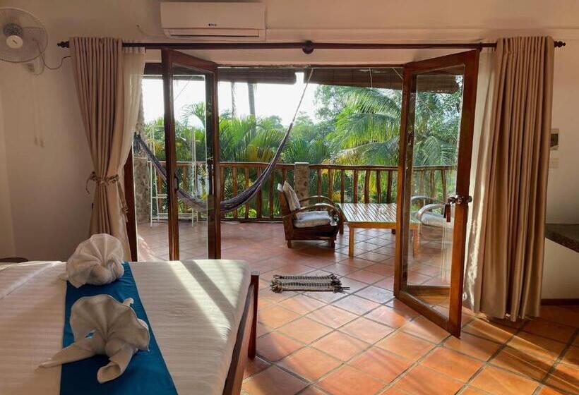 غرفة قياسية رباعية مطلة على البحر, Kep Lodge