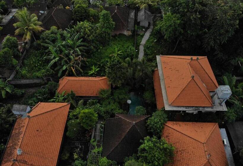 Номер Стандарт Вид на Бассейн, Jiwa S House