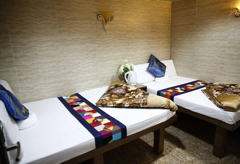 اتاق استاندارد سه نفره, Sandhu Guest House