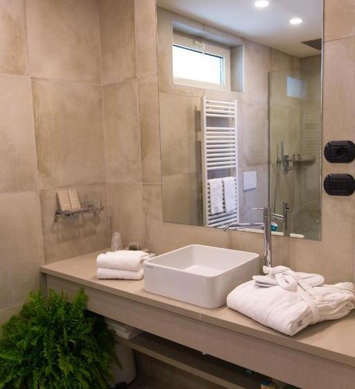 اتاق استاندارد با چشم‌انداز دریاچه, Al Campanile   Luxury Suites & Apartments