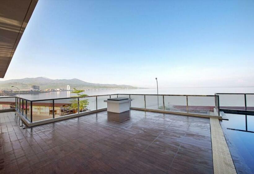 اتاق سوپریور با چشم‌انداز دریا, Whiz Prime Hotel Megamas Manado
