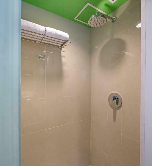 اتاق سوپریور با چشم‌انداز دریا, Whiz Prime Hotel Megamas Manado