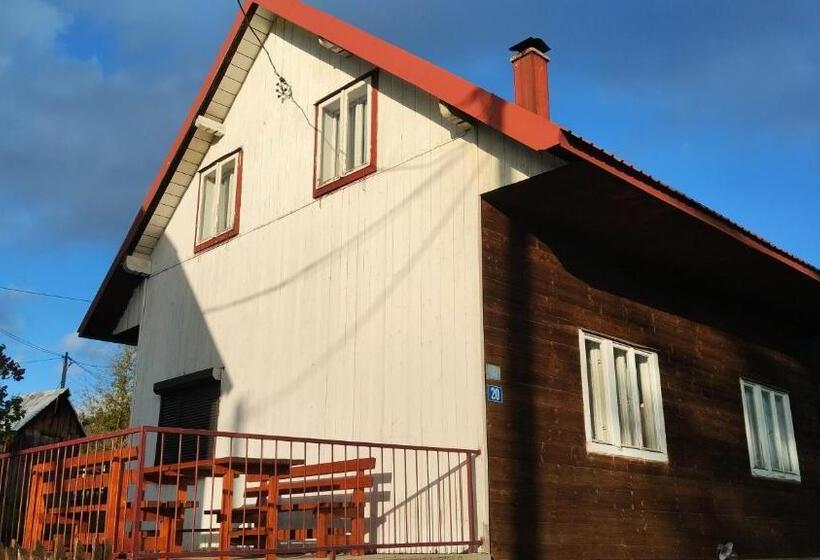 اتاق یک تخته با چشم‌انداز باغ, Central Rustic House