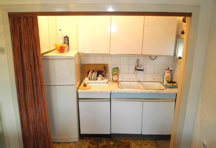 اتاق یک تخته با چشم‌انداز باغ, Central Rustic House
