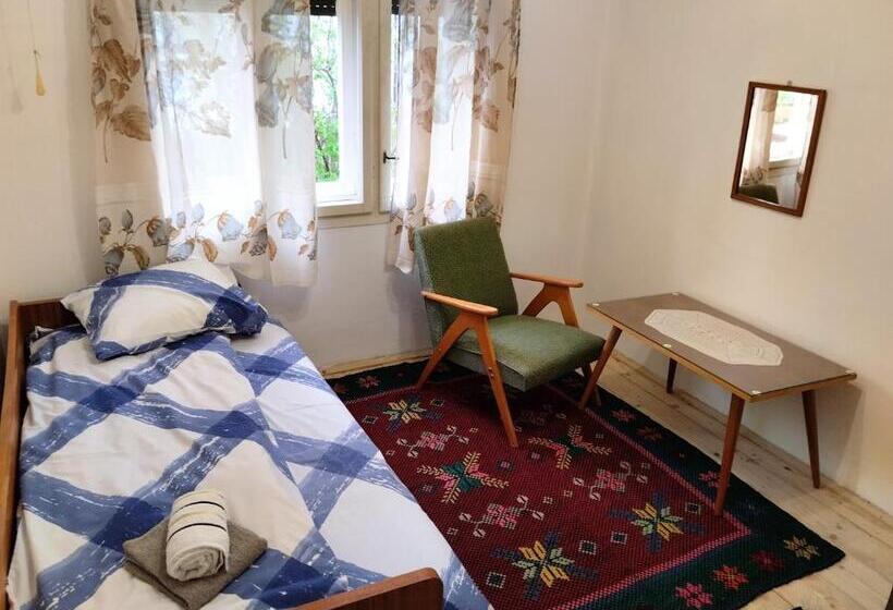 اتاق یک تخته با چشم‌انداز باغ, Central Rustic House