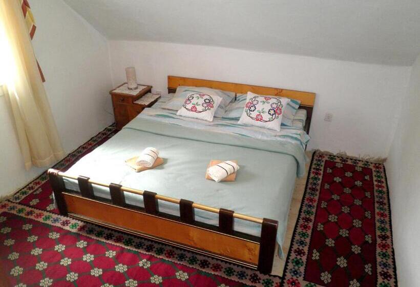 اتاق استاندارد با چشم‌انداز کوهستان, Central Rustic House
