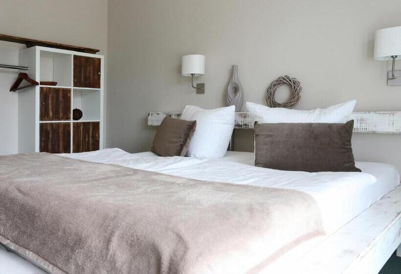 Standard Room, & Restaurant Utkiek