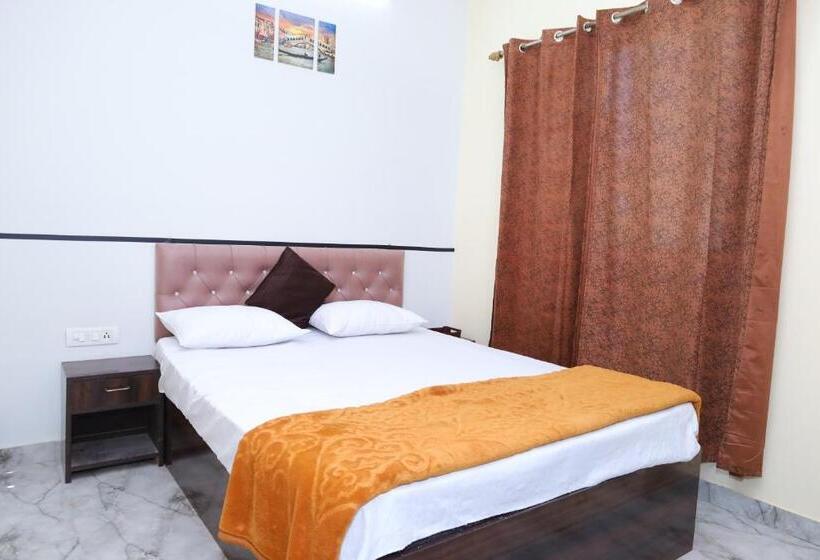 带大床的豪华间, Sia Taj Hotel I Nearest Taj Mahal I Agra I Couple Friendly