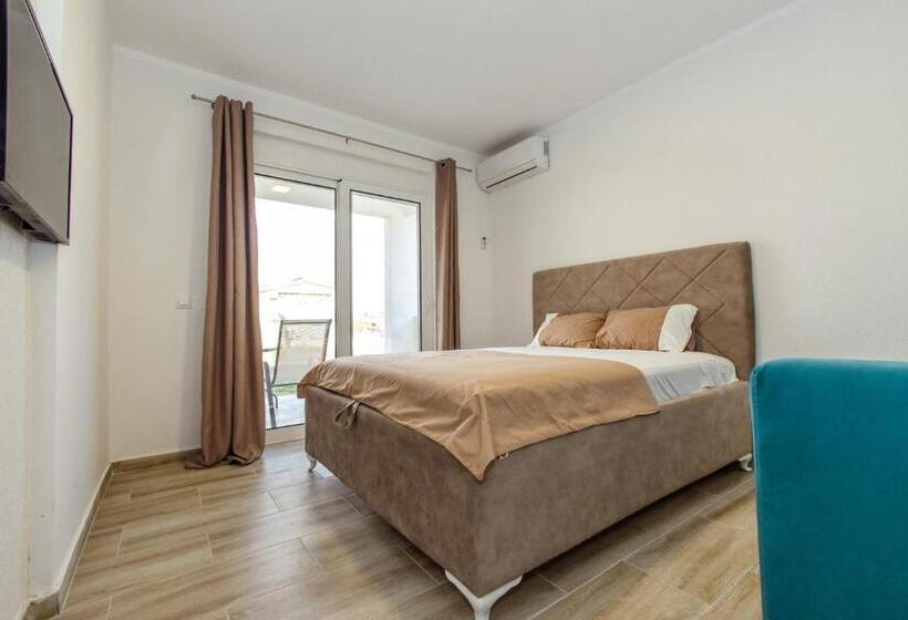 اتاق استاندارد, Deron Apartments