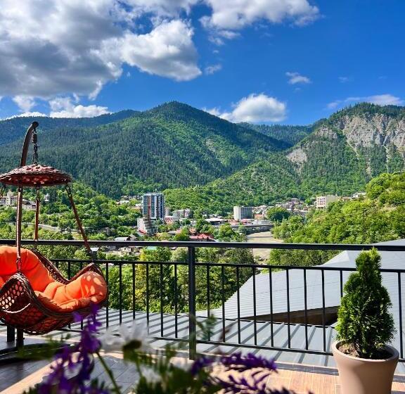 سوییت با چشم‌انداز کوه, Borjomi Verde