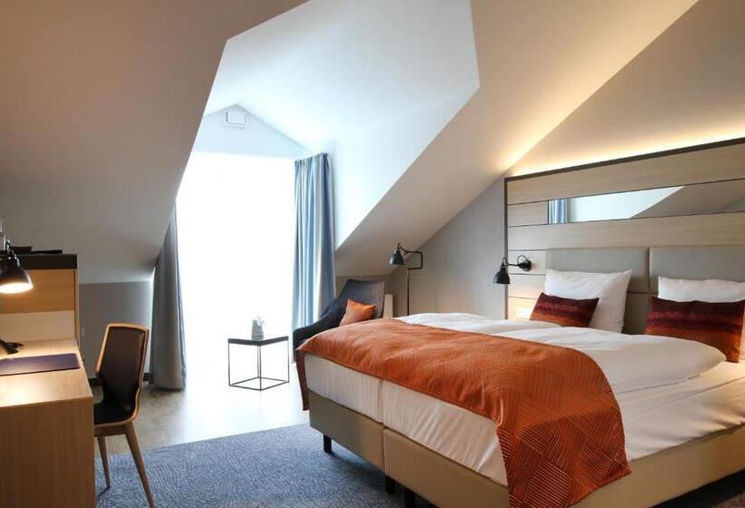 Полулюкс, Hafenhotel Meereszeiten