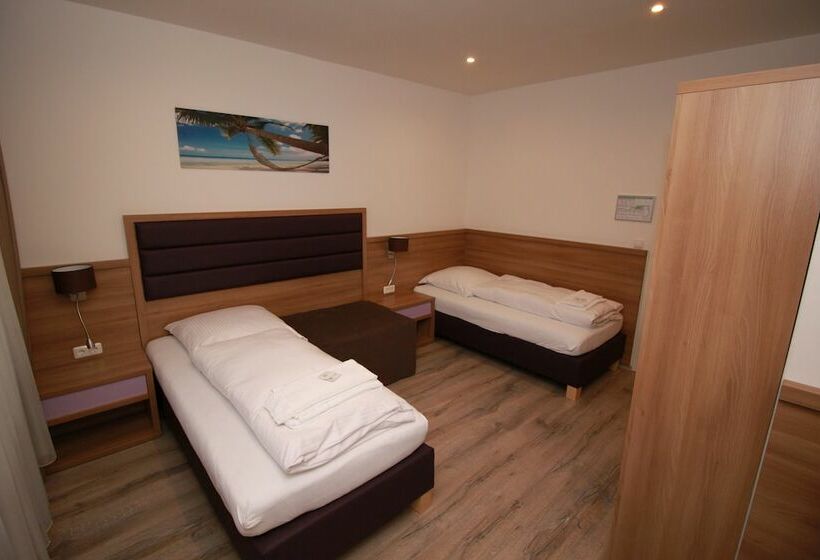 اتاق استاندارد با سرویس بهداشتی مشترک, Slamba Hostel