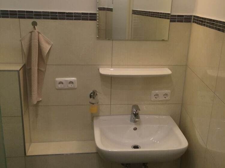 اتاق استاندارد یک تخته با سرویس بهداشتی مشترک, Slamba Hostel