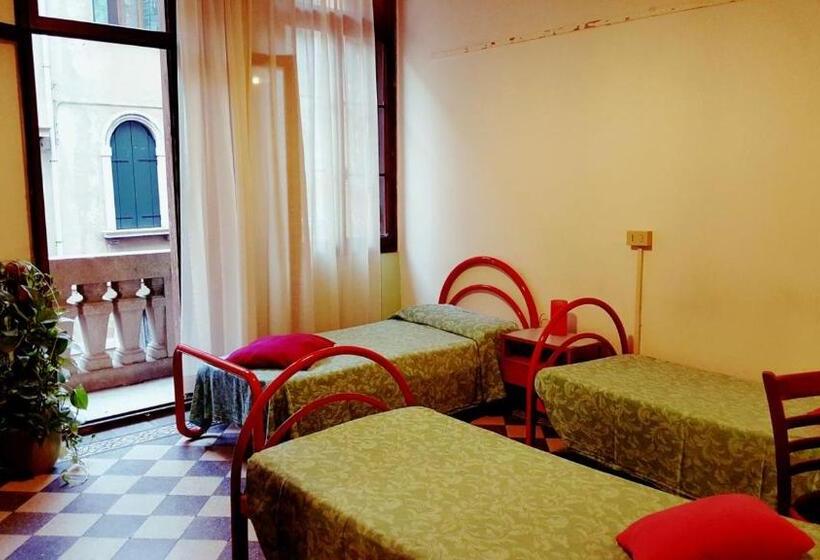 اتاق استاندارد سه تخته با سرویس بهداشتی مشترک, Ostello Domus Civica