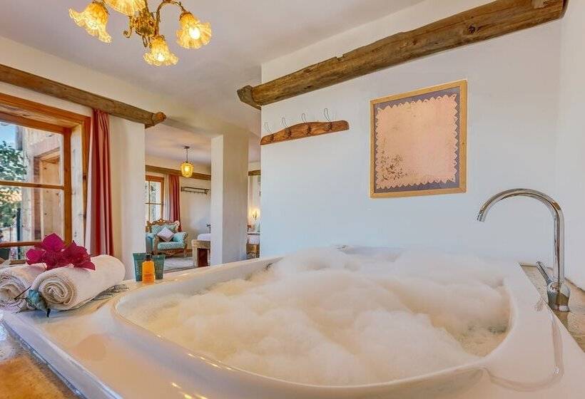 Suite with Hot Tub, Fidanka