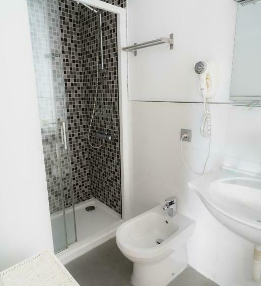 Апартаменты 3 Спальни, Azz Sevilla Torre de La Plata Apartamentos