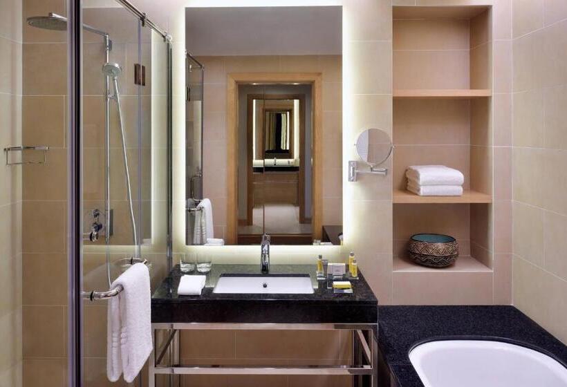 اتاق اجرایی با تخت بزرگ, Kigali Marriott