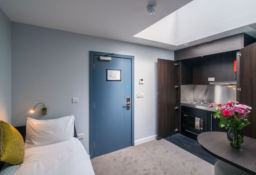 Трехместный Номер Базовый, Pelican London Hotel And Residence
