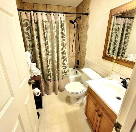 패밀리 룸, Lake View Queen Guest Room With Two Queens, Sleeper Sofa And Patio Overlooking Lake Ouachita,