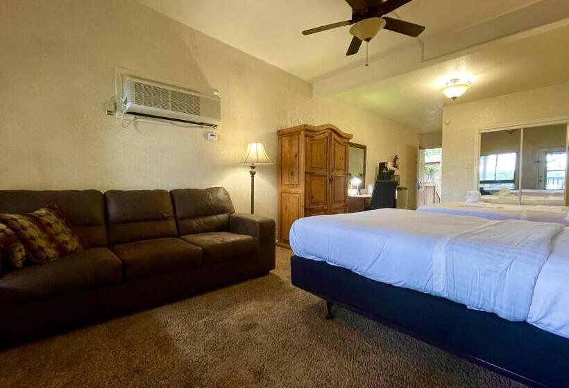 패밀리 룸, Lake View Queen Guest Room With Two Queens, Sleeper Sofa And Patio Overlooking Lake Ouachita,