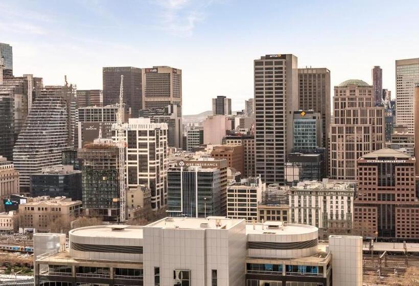 2 Bedroom Apartment with Views, Oaks Melbourne Southbank Suites
