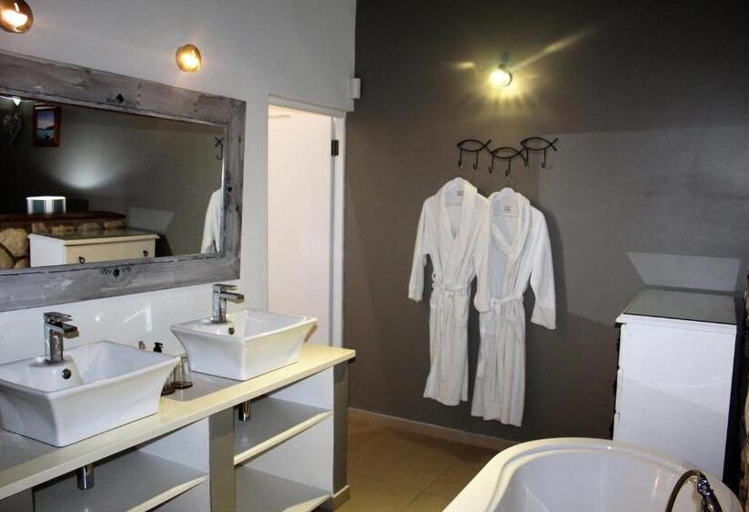 Дом 4 Спальни, Kleinzee Oceanfront Guest House