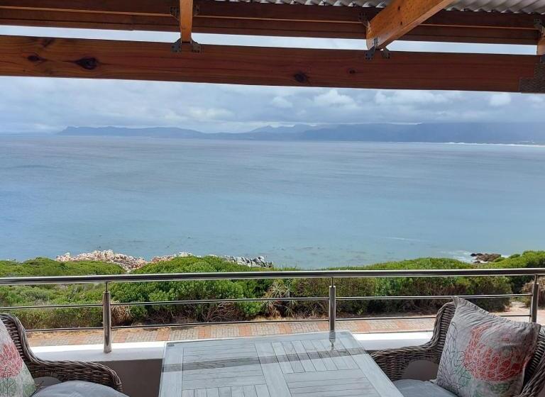 Дом 4 Спальни, Kleinzee Oceanfront Guest House