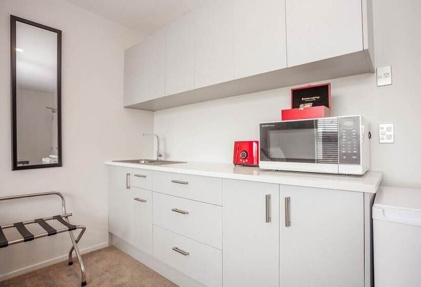 استودیوی سوپریور, Colombo Lodge