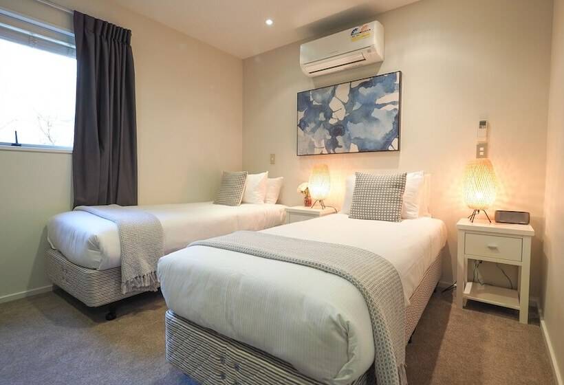 استودیوی سوپریور, Colombo Lodge