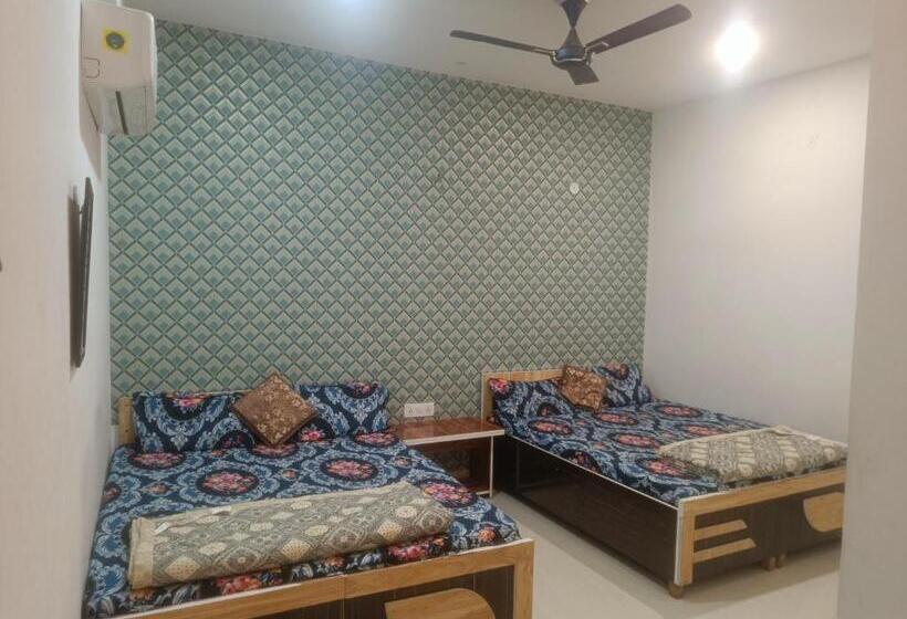 Deluxe Room, Meera