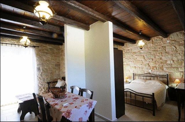스탠다드 스튜디오, Esperides Stone Houses