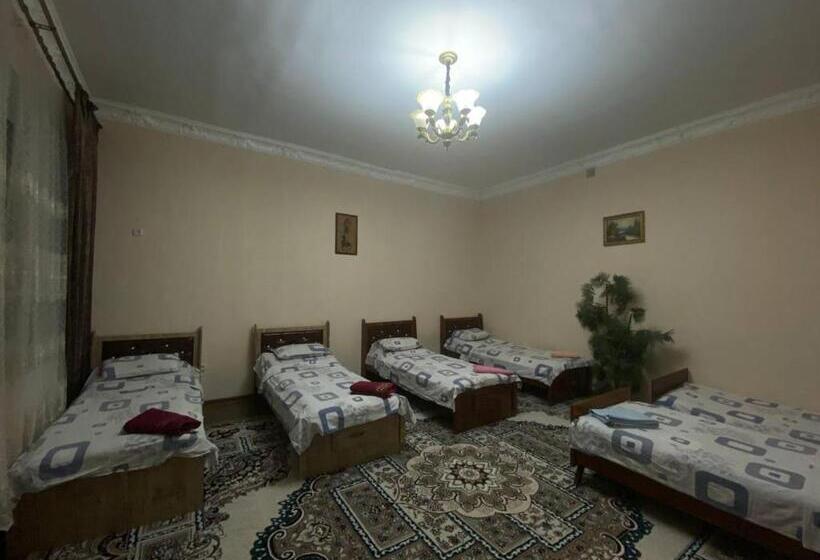 تختخواب در اتاق مشترک, Sam Greenhouse Hostel