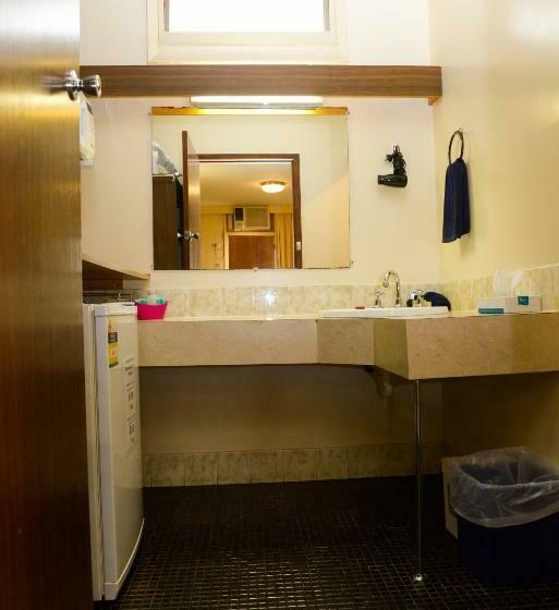 חדר משפחתי, Portland Retro Motel