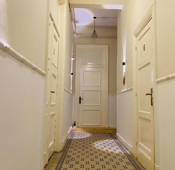اتاق استاندارد سه نفره, Oh! Cairo Pharaoh Hostel